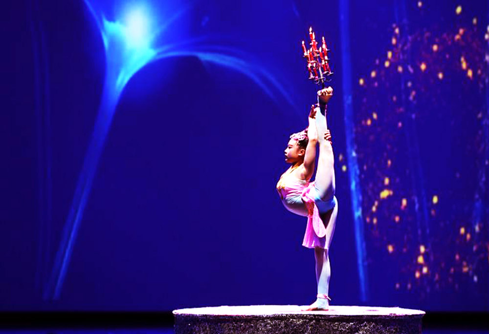 雜技表演節(jié)目《雜技滾燈》