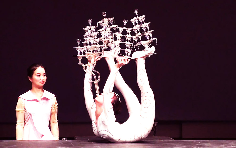 雜技表演節(jié)目《柔術(shù)滾燈》