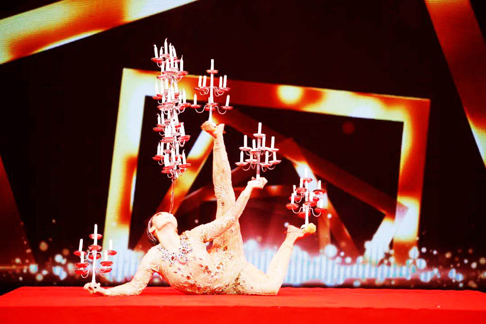 雜技表演節(jié)目《柔術(shù)滾燈》