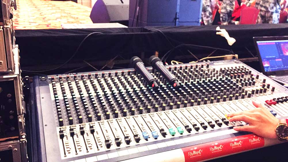 舞臺演出調(diào)音臺